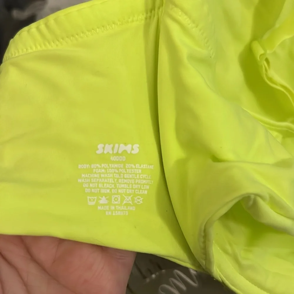 NWT- Skims.  Fits‎ everybody T-shirt bra. Color: Green Highlighter. Size: 40DDD